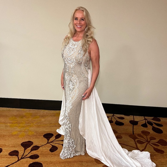 SHERRI HILL Dresses & Skirts - SHERRI HILL GOWN - SIZE 8